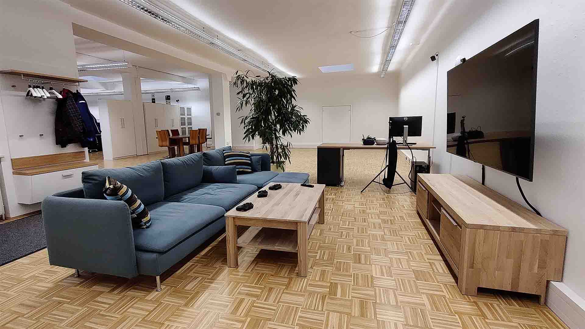 Mediasquad Büro Couch und Fernseher