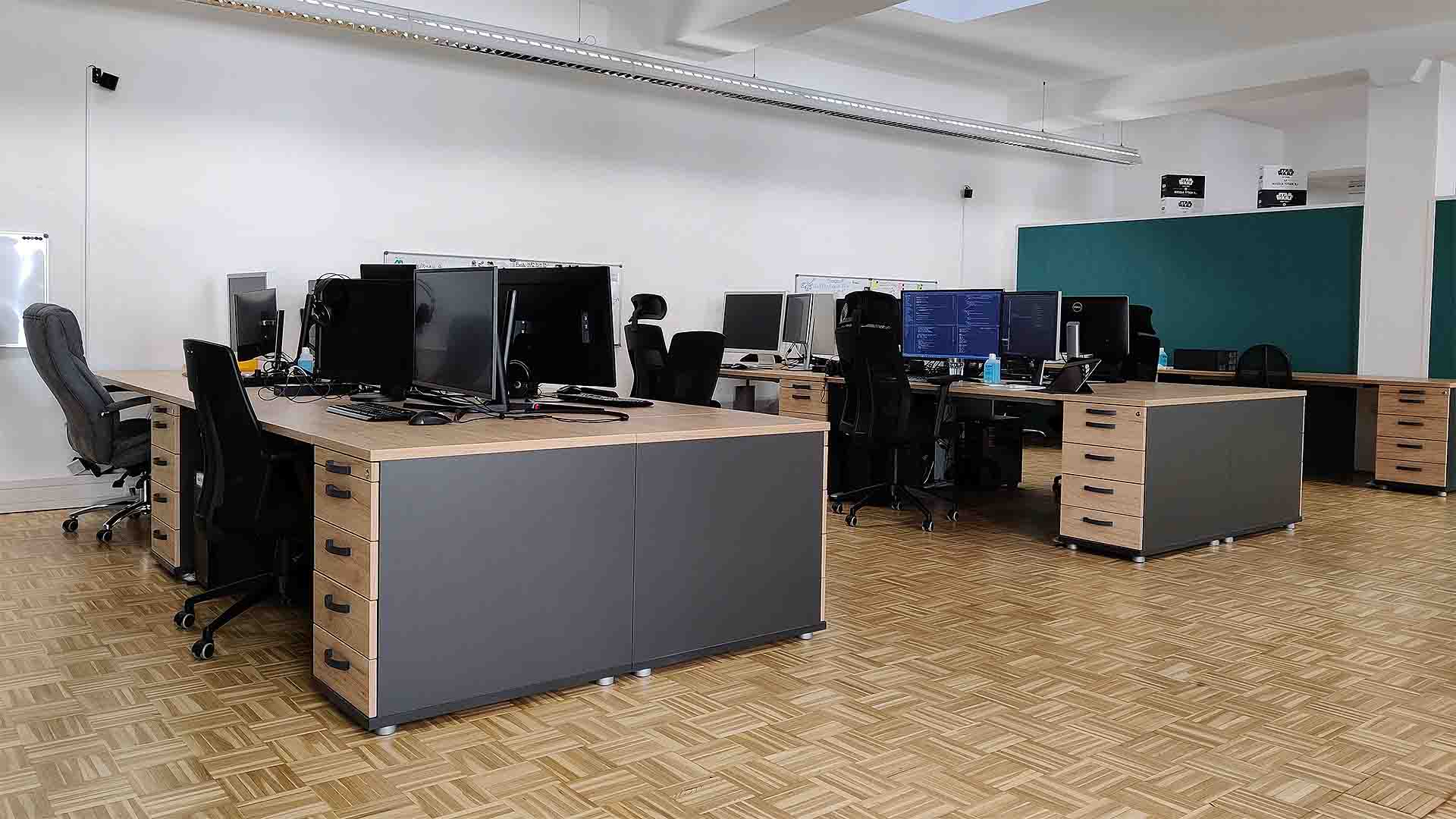 Mediasquad Büro Schreibtische mit PCs