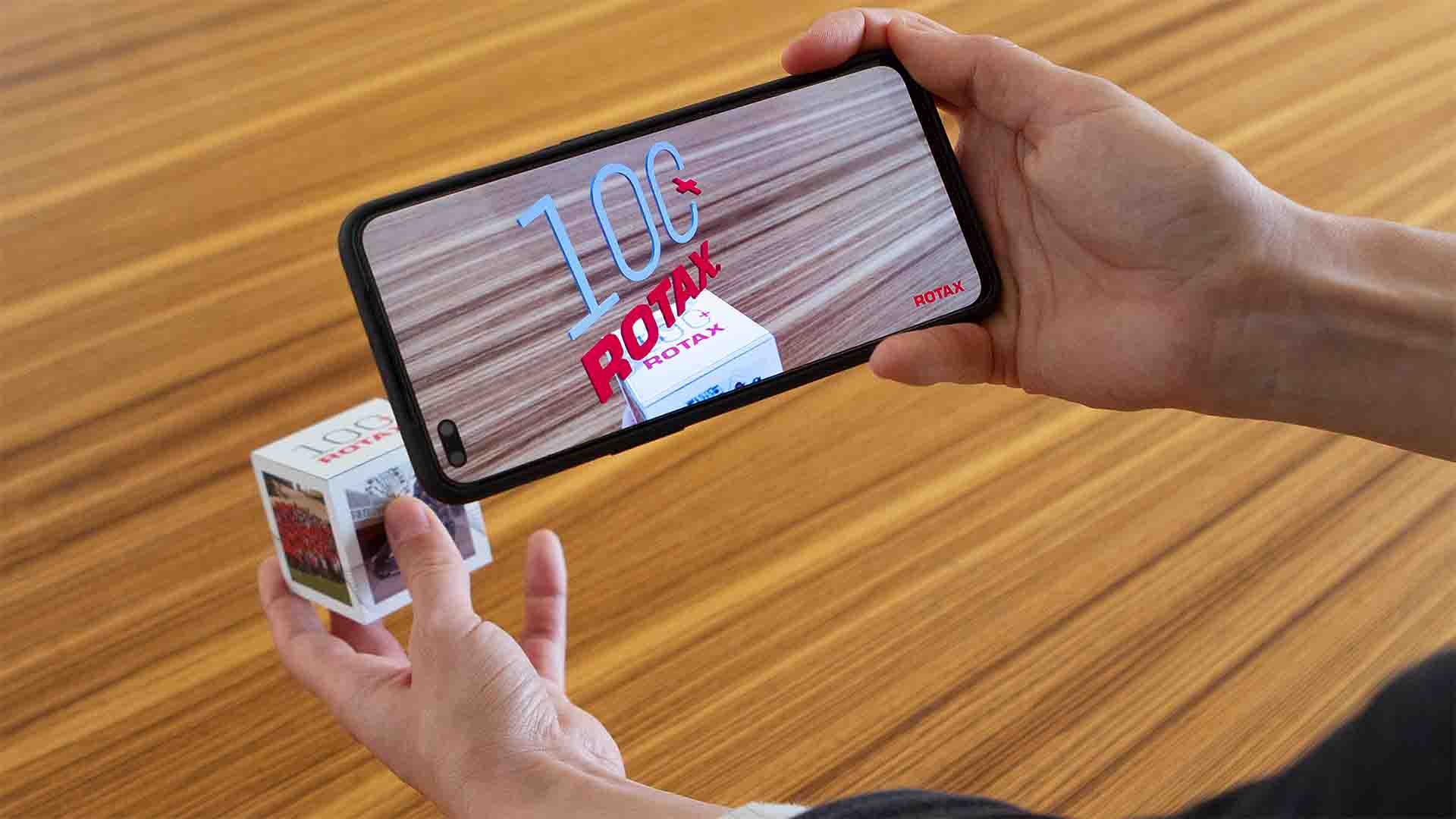 Die „ROTAX 100+“ Augmented Reality App nutzt einen realen 6-seitigen Würfel und zeigt für jede Seite digitale, interaktive Inhalte.
