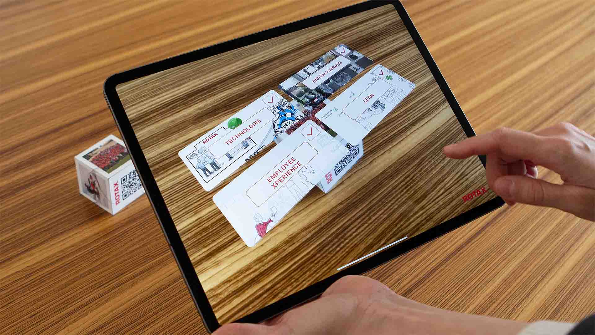 Die „ROTAX 100+“ Augmented Reality App nutzt einen realen 6-seitigen Würfel und zeigt für jede Seite digitale, interaktive Inhalte.