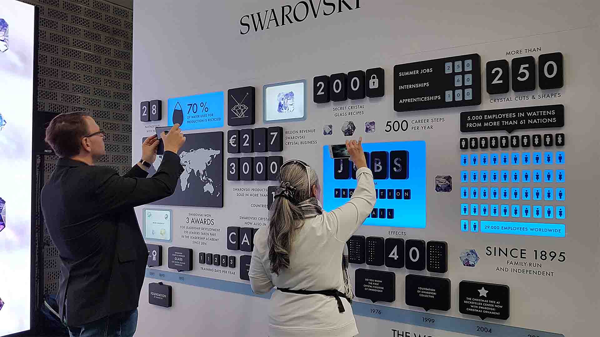 Swarovski‘s „Endless Facets“ Augmented Reality App“ is used to display additional virtual and interactive info at their expo booths.